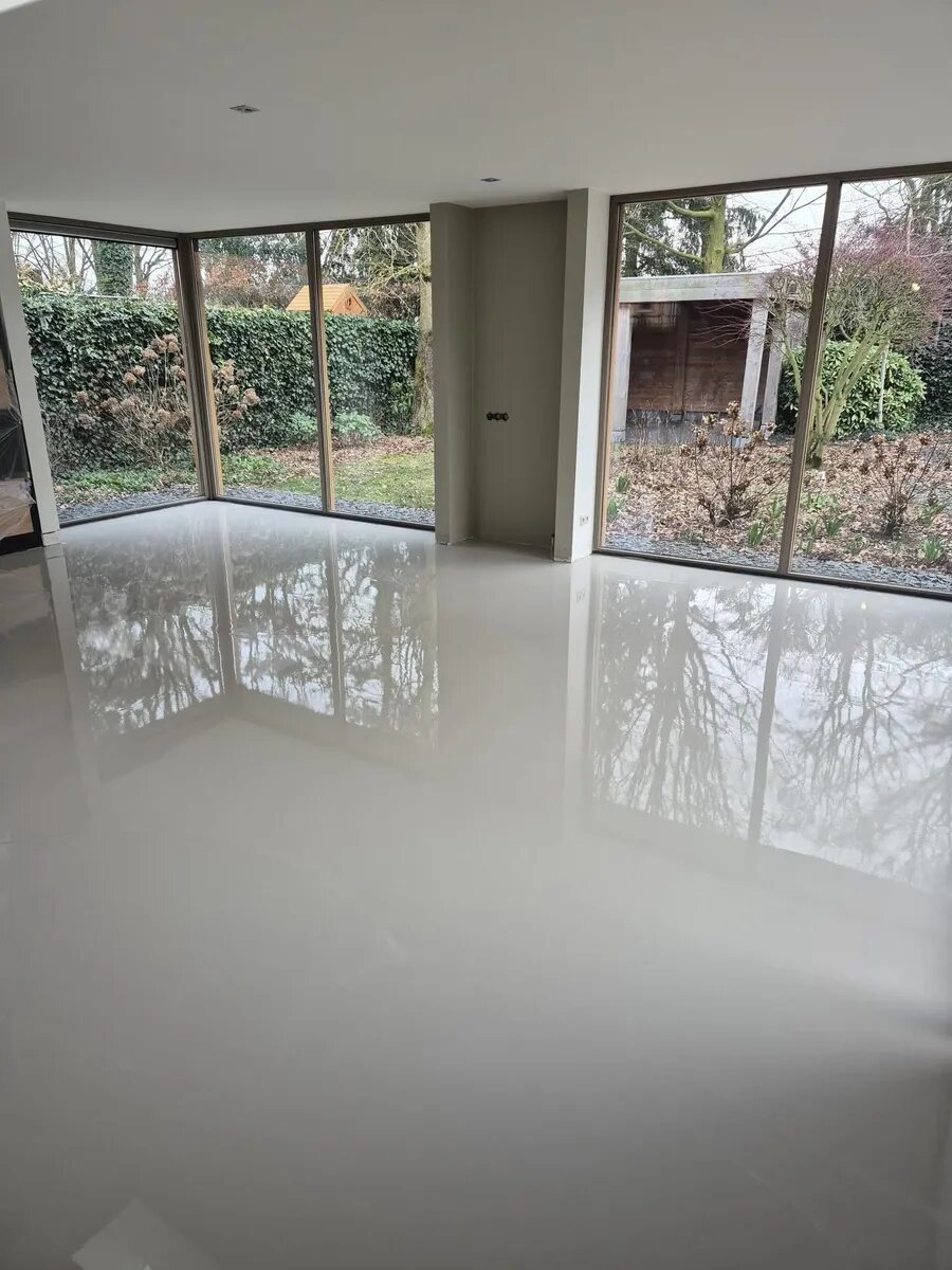 Dezelfde woonkamer na het egaliseren, met een vlakke, gladde ondergrond
